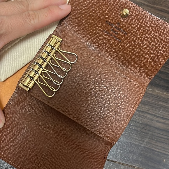 Authentic Louis Vuitton Monogrammed 6 Key Holder - Picture 4 of 13